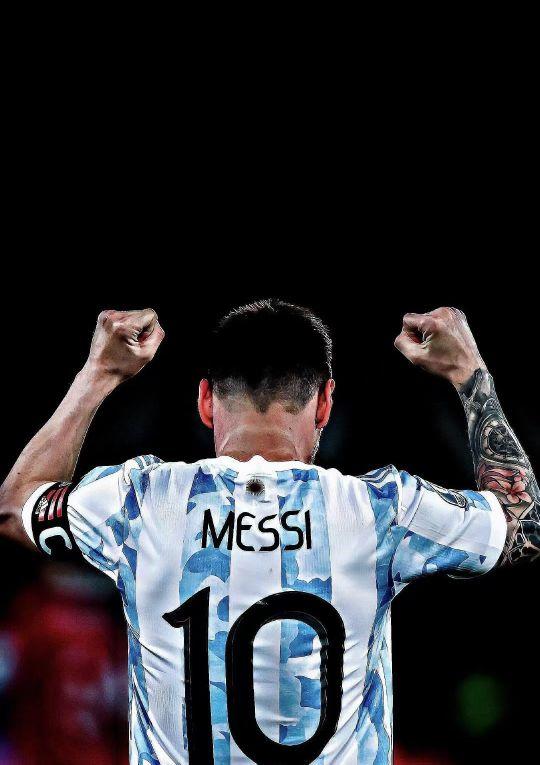 亚当斯赛场拼抢精神彰显，4中0得分却贡献12板，进攻板数抢眼（亚当斯拼劲十足：4投0中仍抢下12篮板，进攻篮板抢眼）