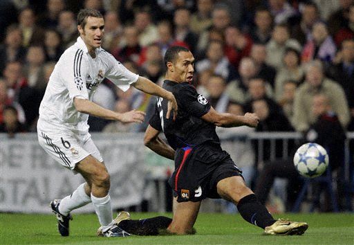 摄像机记录姆巴佩场上语言：向裁判索要解释、让贝林进行压迫（镜头捕捉姆巴佩场上交流：向裁判要解释，指挥贝林前场施压）