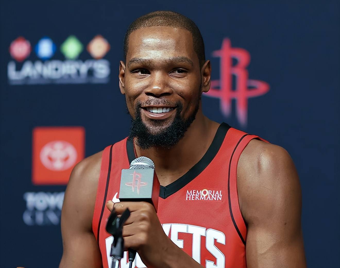 打替补憋着劲！陈盈骏半场7中6高效轰下13分1助2断 半场压哨跳投（替补出战火力全开！陈盈骏半场7投6中高效拿下13分1助攻2抢断，半场压哨跳投）