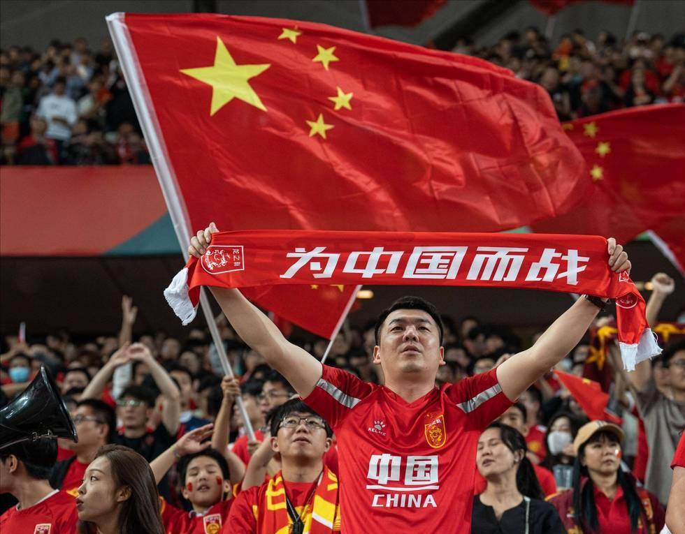 湖人太阳半场战平！詹姆斯15分6失误 东契奇17分5失误 罚球23比6（湖人与太阳半场打成平手：詹姆斯15分但有6次失误，东契奇拿下17分并出现5次失误，罚球比为23比6）