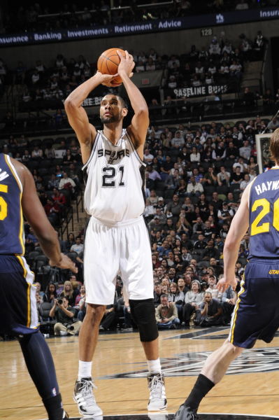 英超半场：吉马良斯角球破门，戈登点射，纽卡2-0伯恩利（英超半场战报：纽卡2-0领先伯恩利，吉马良斯角球建功，戈登点射命中）