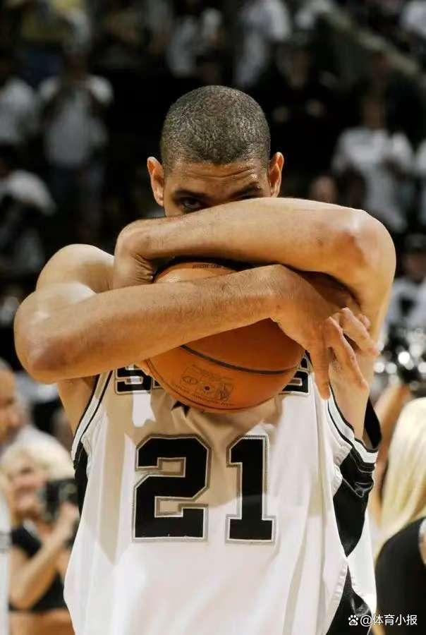 欧冠积分榜形势：拜仁阿森纳全胜，巴黎皇马遭首败，意甲陷危机（欧冠格局：拜仁阿森纳全胜领跑，巴黎皇马遭遇首败，意甲危机四伏）