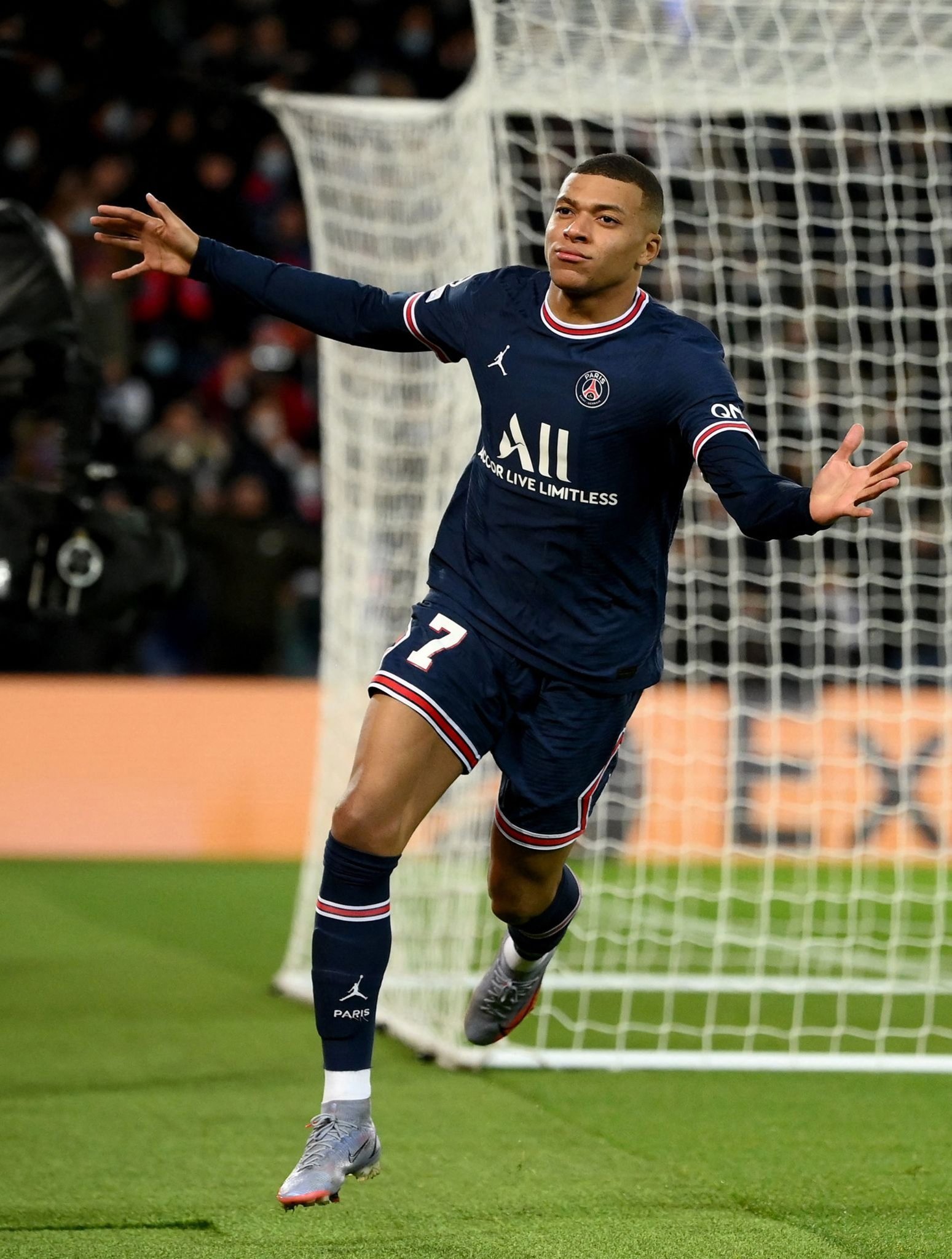 CBA：深圳男篮三分爆发 主场胜上海（CBA：深圳外线火力全开 主场力克上海）