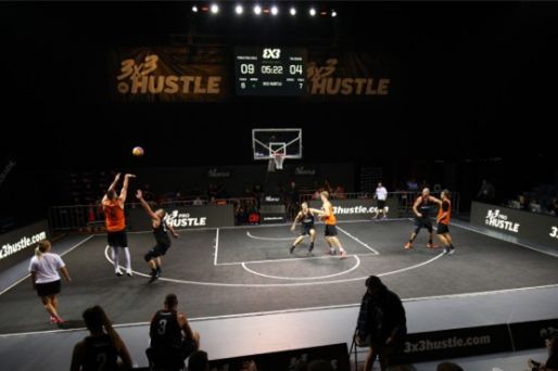 赛场上的意外冲突：三球突破遭遇不公（赛场突发争执：三球突破遭不公平对待）