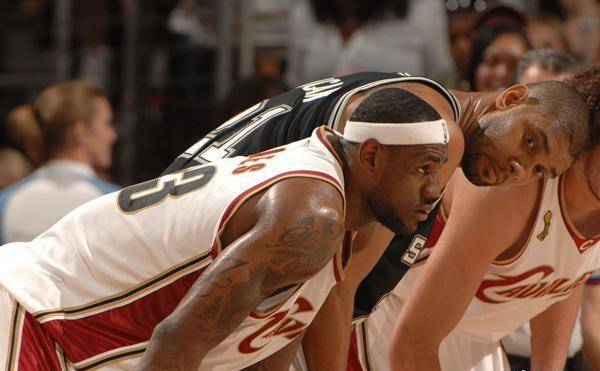 媒体人：中国退役球员当教练是恶俗圈子，应让草根教练来竞争（媒体人批评中国足坛教练成退役球员小圈子，建议向草根开放竞争）