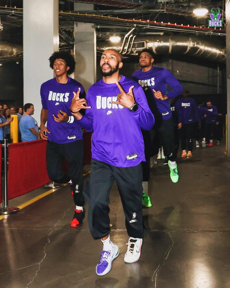 东契奇末节爆发 独行侠完成翻盘（东契奇末节发威 独行侠逆转取胜）