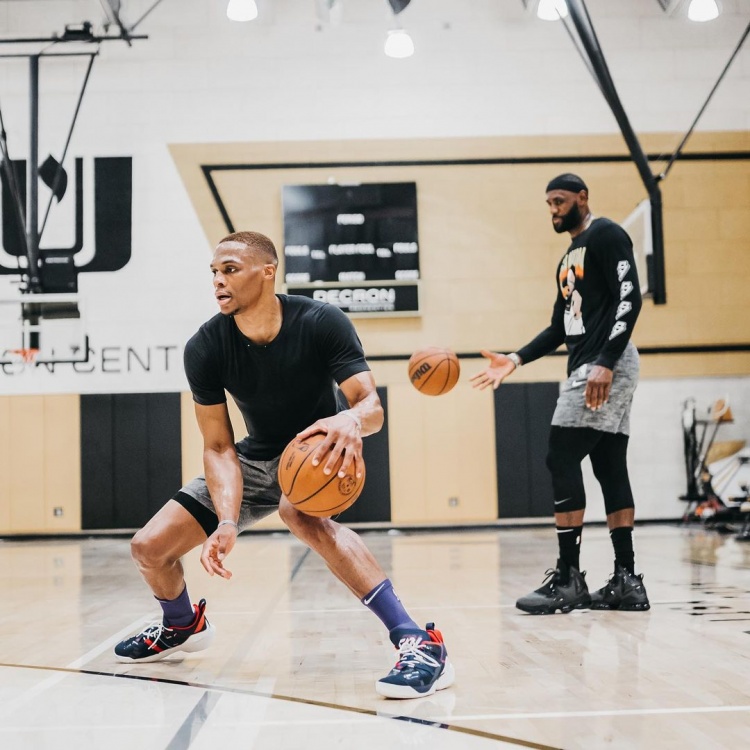 球迷为他唱满整场（全场球迷为他高歌不止）