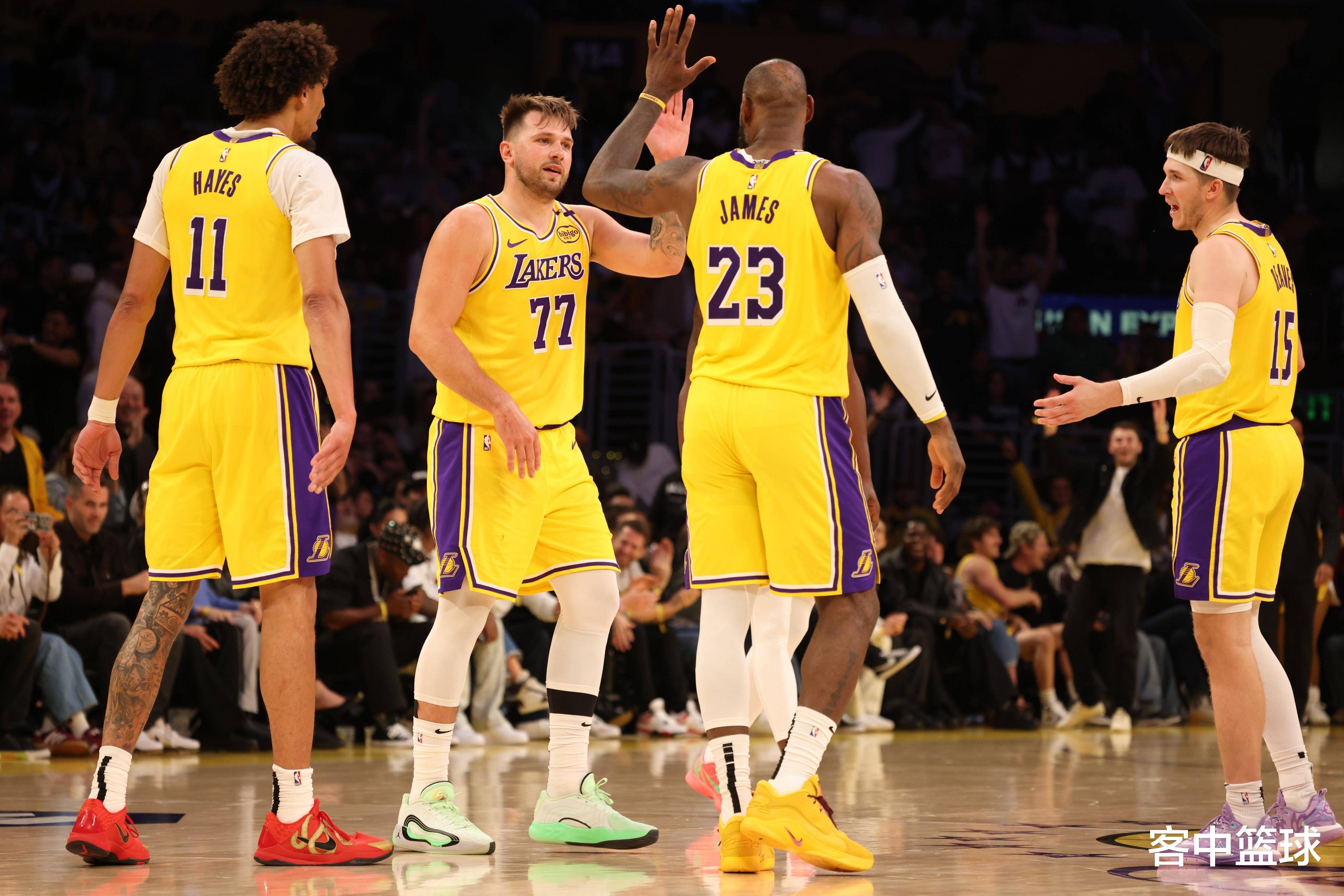 精选足篮专家：红祖解球豪取17连红长线28中27！（足篮推荐专家红祖：解球火力全开，豪取17连红，长线28中27！）