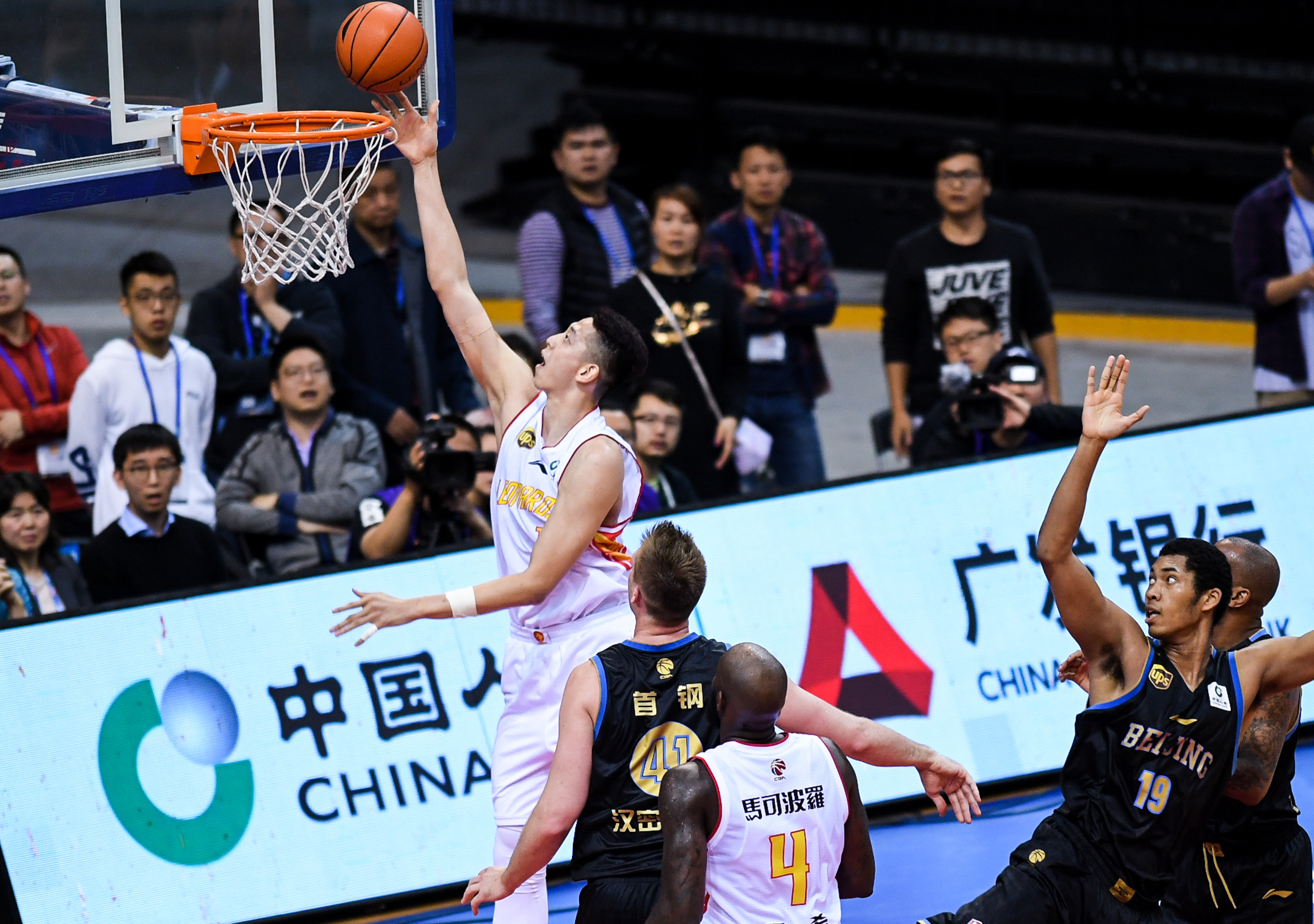 能否终结勒沃库森连续37场德甲客场不败？拜仁近8场主场全胜（拜仁主场8连胜，能否终结勒沃库森德甲客场37场不败？）