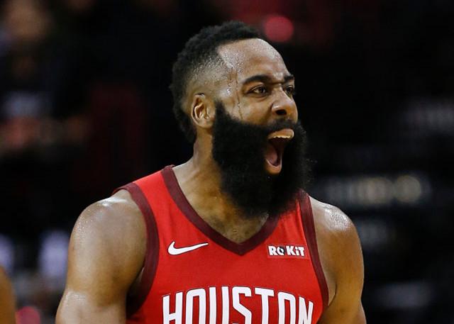 跋涉近18小时，15岁小球迷在球场外山上直播解说解放者杯决赛（15岁球迷徒步近18小时登上球场外山头，直播解说解放者杯决赛）