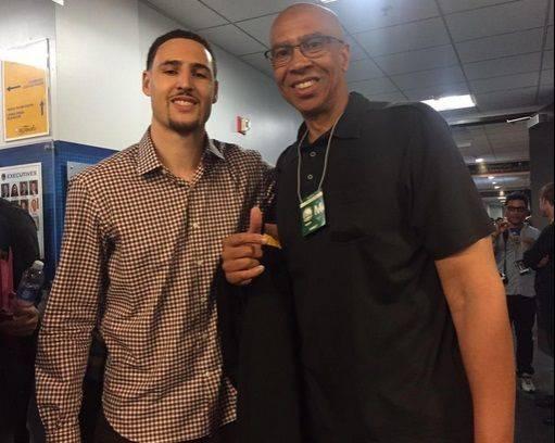 NBA：勇士主场狂胜灰熊 库里轰下45分（NBA：勇士主场大胜灰熊，库里狂砍45分）