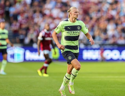 篮球场上的精彩瞬间：丁伟延阻对手发球（篮球赛场高光一刻：丁伟果断阻拦对手发球）