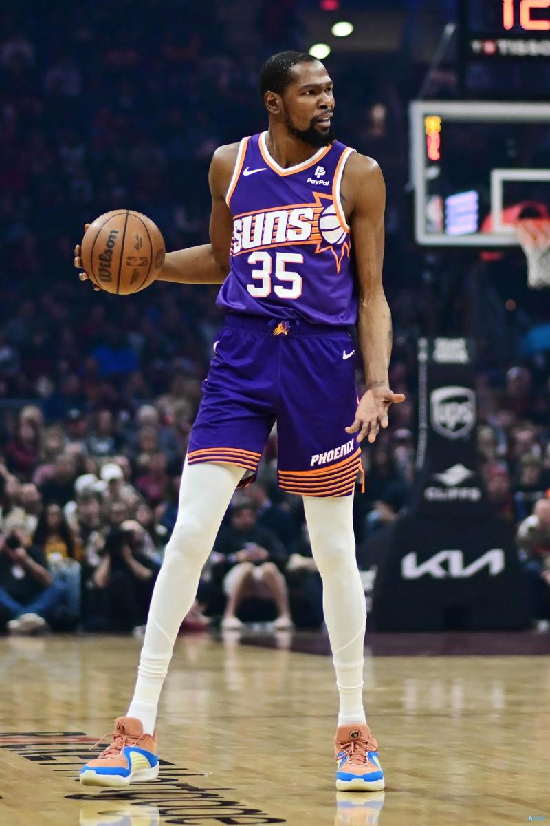 传闻：切尔西和阿森纳领跑马赛前锋罗比尼奥-瓦斯争夺战（据悉，切尔西与阿森纳在马赛前锋罗比尼奥-瓦斯的引进竞赛中占据领先）