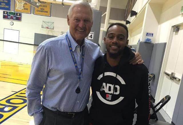 不满，勇士队格林对不断被安排防守中锋感到“沮丧”（勇士格林抱怨总被派去防中锋，直言很沮丧）